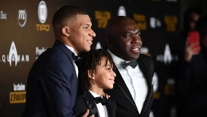 Kylian Mbappe z ojcem Wilfriedem i młodszym bratem na gali Złotej Piłki