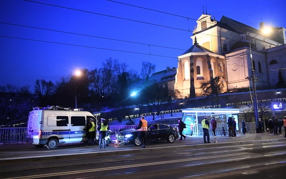 BMW wjechał w ludzi stojących na przystanku na wysokości placu Zamkowego. W wyniku zdarzenia ranne zostały co najmniej cztery osoby