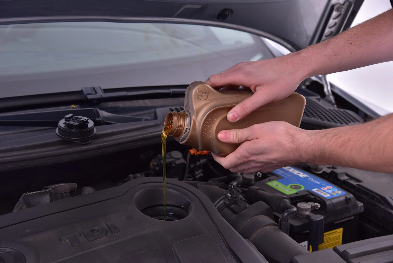 Płyny starzeją się i po określonym czasie wymagają wymiany nawet, jeśli auto w ogóle nie jeździ. 