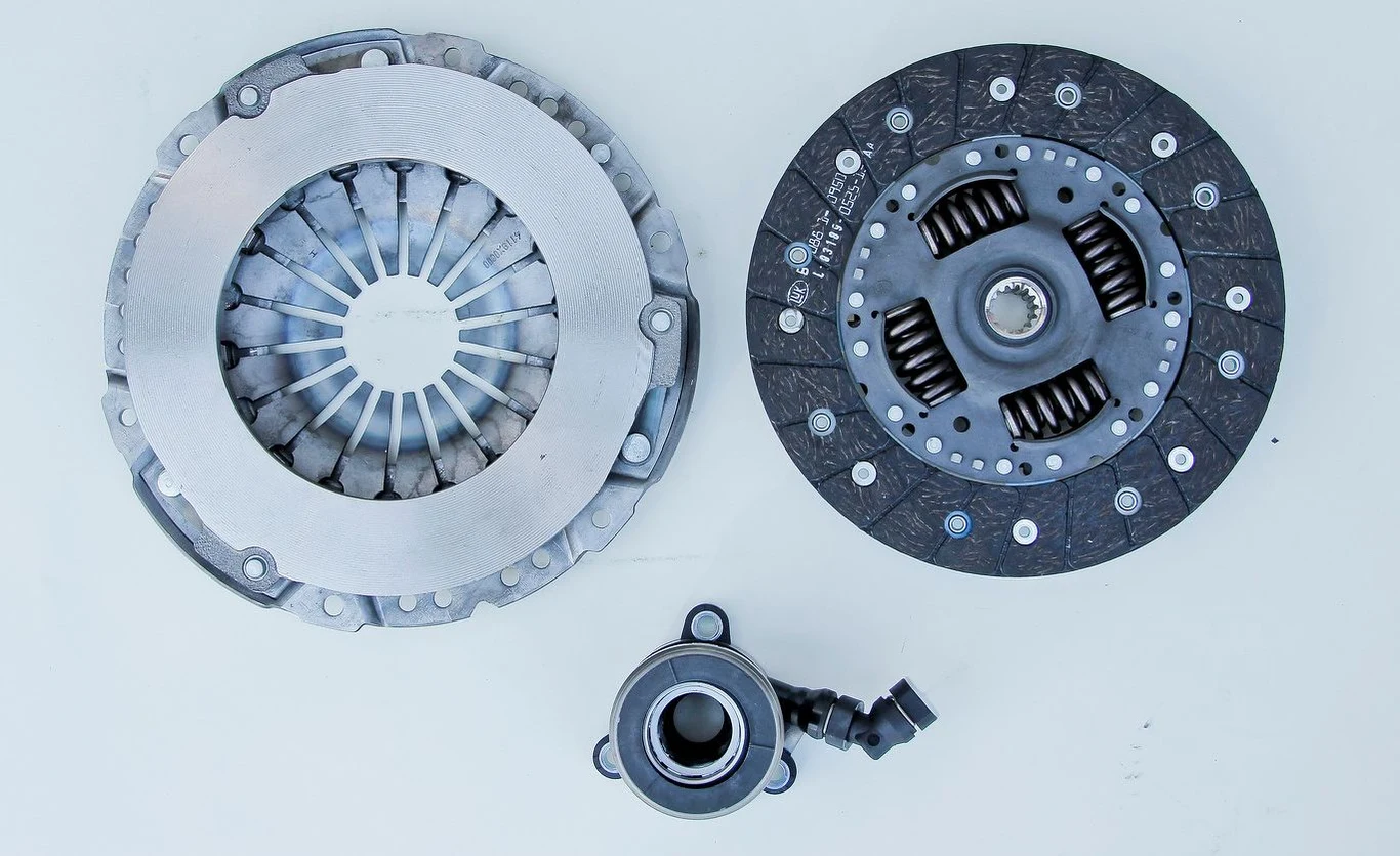 Jazda na krótkich odcinkach przyspiesza zużycie sprzęgła i koła dwumasowego. 