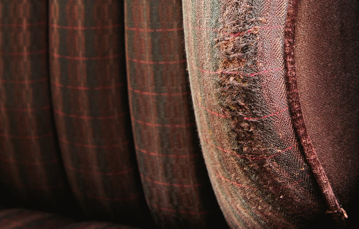 W autach używanych na krótkich odcinkach od częstego wsiadania może przecierać się fotel.