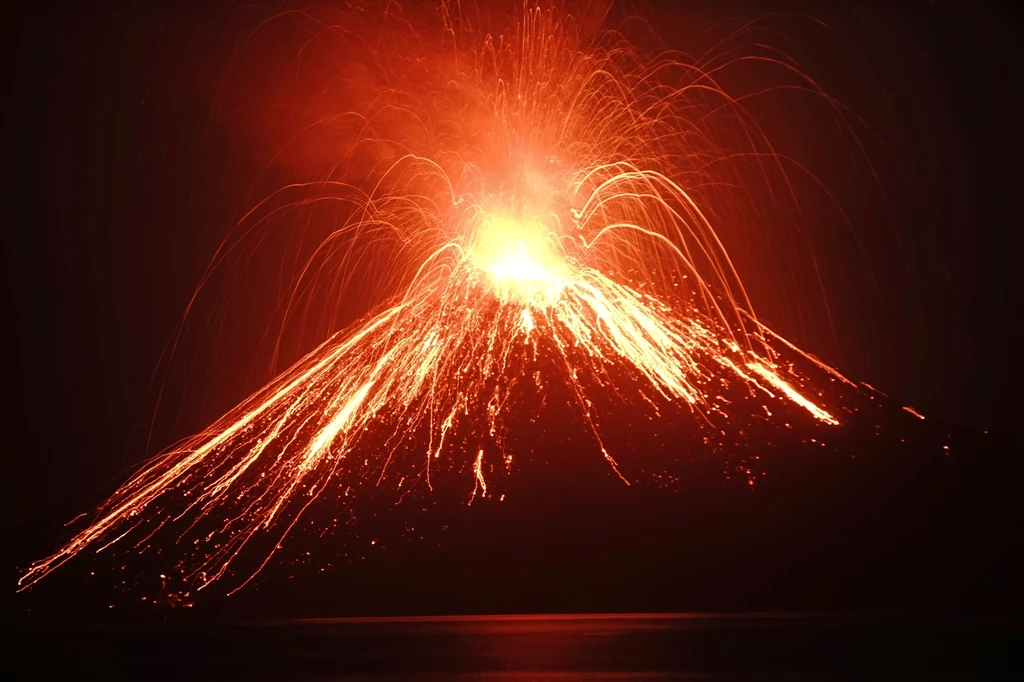 Wulkan Anak Krakatau w Indonezji jest jednym z wielu w Pacyficznym Pierścieniu Ognia. Wulkan Anak Krakatau w Indonezji jest jednym z wielu w Pacyficznym Pierścieniu Ognia.