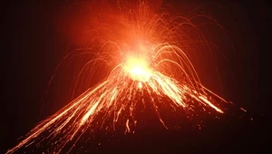 Wulkan Anak Krakatau w Indonezji jest jednym z wielu w Pacyficznym Pierścieniu Ognia.