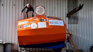 Jean-Jacques Savin pracujący nad konstrukcją