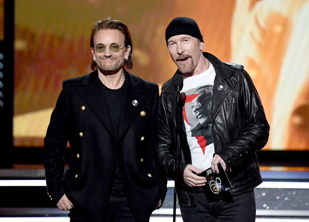 Bono i The Edge (U2) kolędowali na ulicy w Dublinie