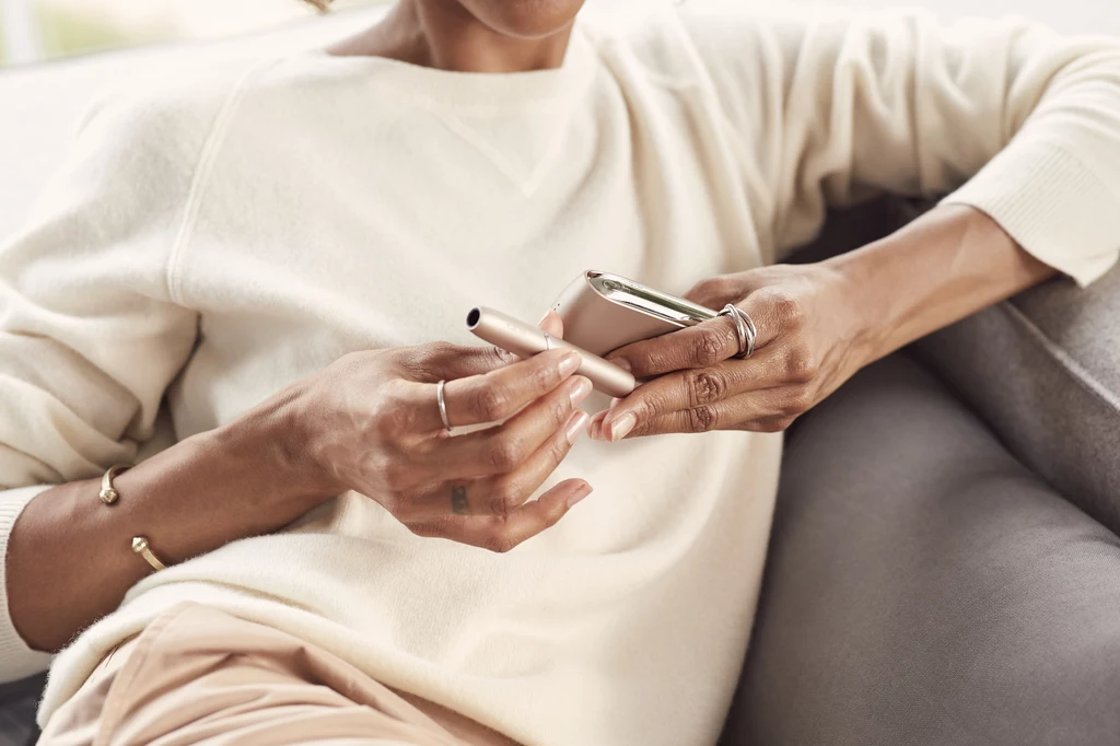 IQOS Zamiast spalać tytoń, podgrzewa go, dzięki czemu nie wytwarza dymu ani popiołu IQOS Zamiast spalać tytoń, podgrzewa go, dzięki czemu nie wytwarza dymu ani popiołu