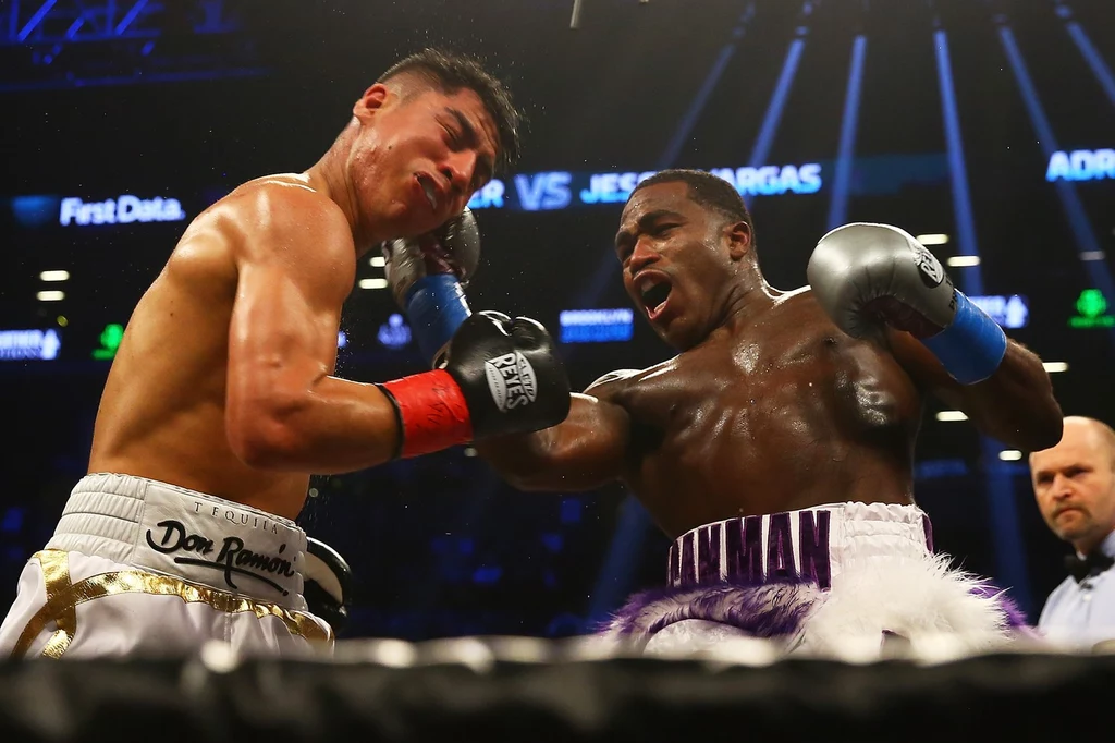 Adrien Broner (z prawej) w walce z Jessiem Vargasem