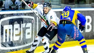 Alexander Szczechura walczy o krążek z Krzysztofem Zapałą