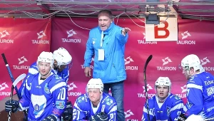 Trener Jirzi Szejba z hokeistami Unii Oświęcim