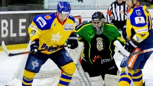 Bramkarz JKH GKS Jastrzębie Ondrej Raszka (C) i hokeista TatrySki Podhala Nowy Targ Jonas Sammalmaa (L) podczas meczu finałowego Pucharu Polski