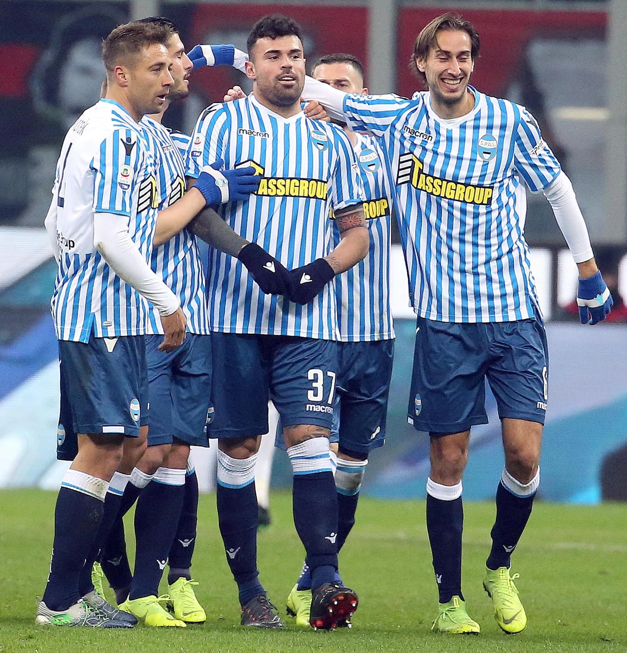 Piłkarze SPAL, w tym Thiago Cionek (pierwszy z lewej) cieszą się z gola strzelonego Milanowi