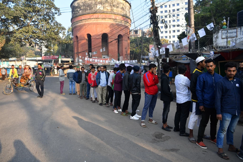 Kolejka do jednego z lokali wyborczych w Bangladeszu Kolejka do jednego z lokali wyborczych w Bangladeszu