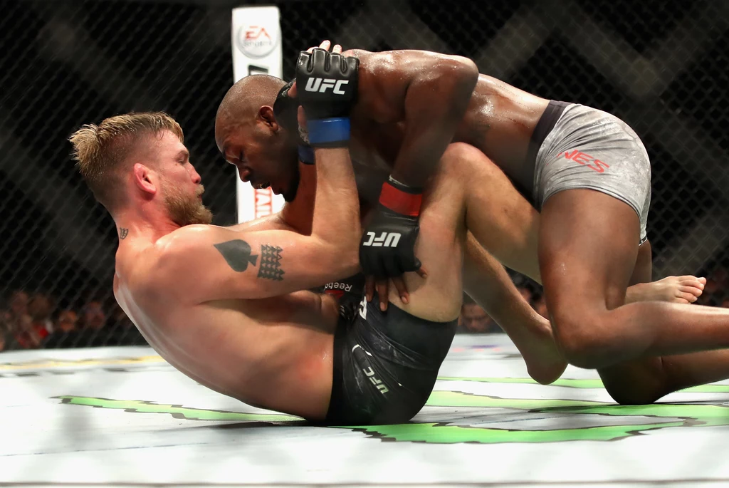 Jon "Bones" Jones wygrał w Los Angeles walkę z Alexandrem Gustafssonem na gali UFC 232. Jon "Bones" Jones wygrał w Los Angeles walkę z Alexandrem Gustafssonem na gali UFC 232.