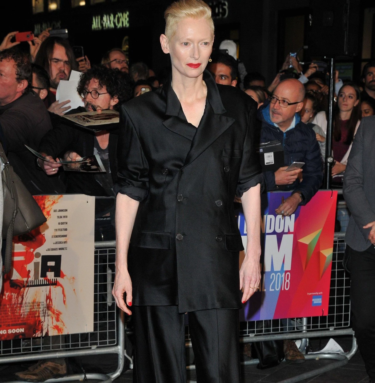 Marynarka, garnitur, płaskie, sznurowane buty - aktorka Tilda Swinton lubi paryski styl Marynarka, garnitur, płaskie, sznurowane buty - aktorka Tilda Swinton lubi paryski styl