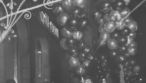  Grupa osób przed restauracją "Oaza" przy warszawskim pl. Teatralnym (ul. Wierzbowa 9) w sylwestrowy wieczór