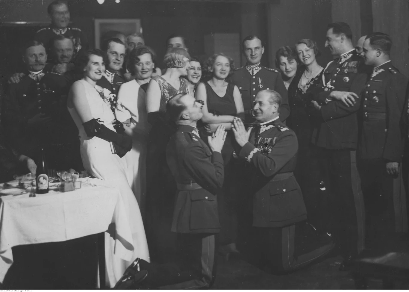 Bal sylwestrowy w kasynie 1 Pułku Szwoleżerów w Warszawie.  Uczestnicy balu Widoczni m.in.:. gen. Bolesław Wieniawa-Długoszowski (klęczy z prawej), płk Antoni Trzaska-Durski (stoi 5. z prawej), żona płk. Trzaska-Durskiego (stoi 6. z prawej)