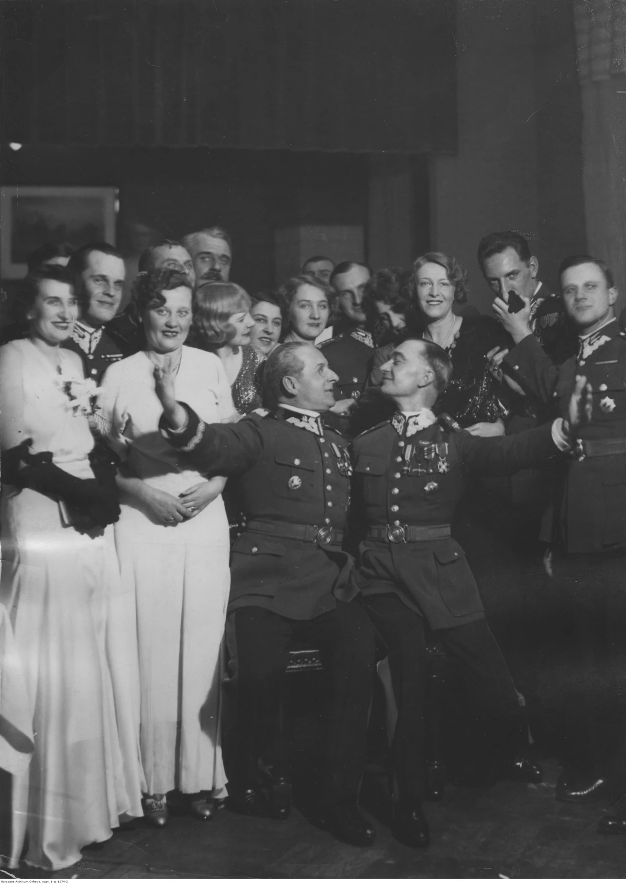 Bal sylwestrowy w kasynie 1 Pułku Szwoleżerów w Warszawie.  Widoczni m.in.: gen. Bolesław Wieniawa-Długoszowski (klęczy z lewej), płk Antoni Trzaska-Durski (stoi 5. z prawej), żona płk. Trzaska-Durskiego (stoi 6. z prawej).