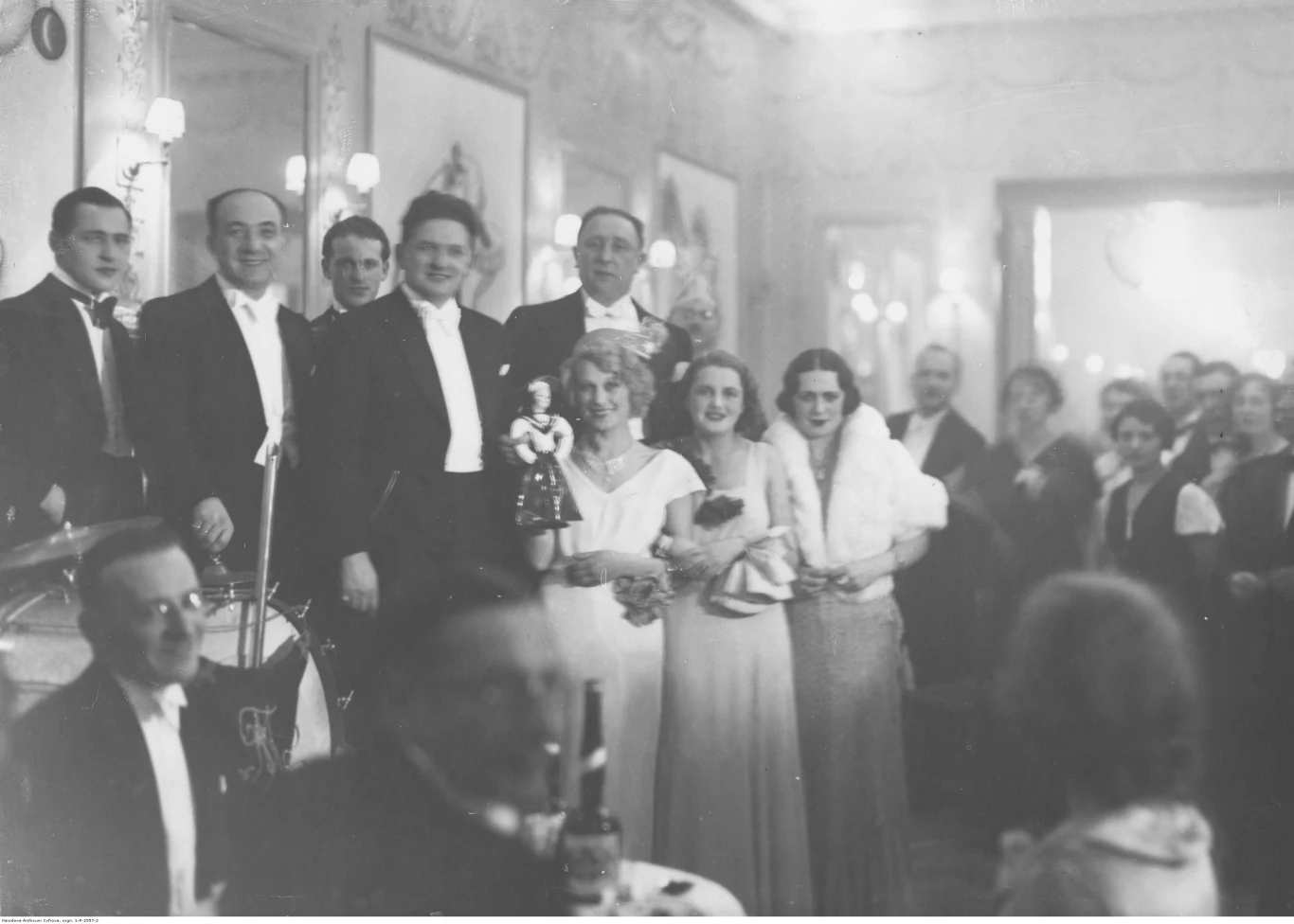 Bal sylwestrowy w kabarecie literackim "Femina" w Warszawie