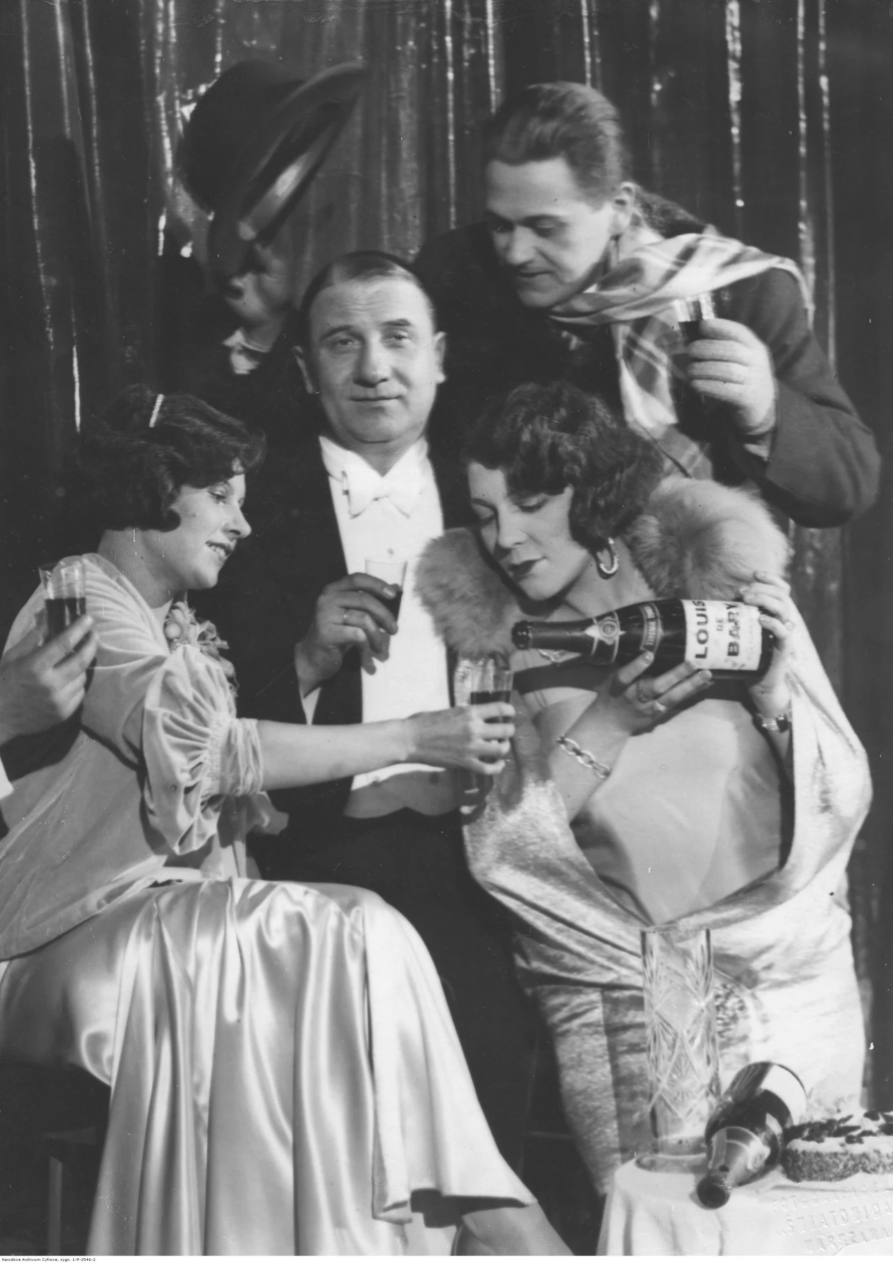 Bal sylwestrowy w teatrze Morskie Oko w Warszawie. Widoczni aktorzy: Zula Pogorzelska (pierwsza z lewej), Janina Sokołowska i Władysław Walter (drugi z lewej) oraz Eugeniusz Bodo