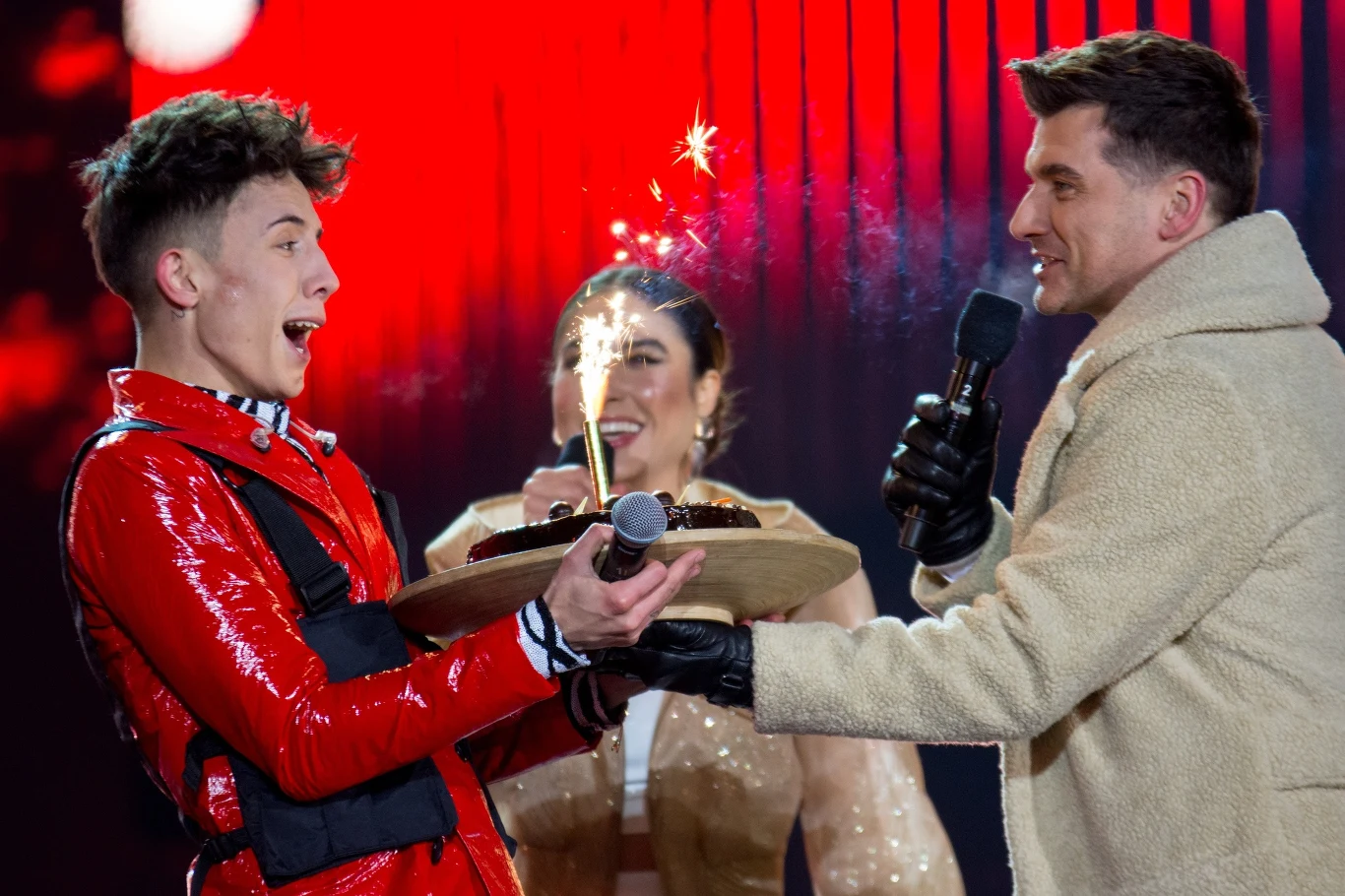 Tomasz Kammel z urodzinowym tortem dla Dawida Kwiatkowskiego Tomasz Kammel z urodzinowym tortem dla Dawida Kwiatkowskiego