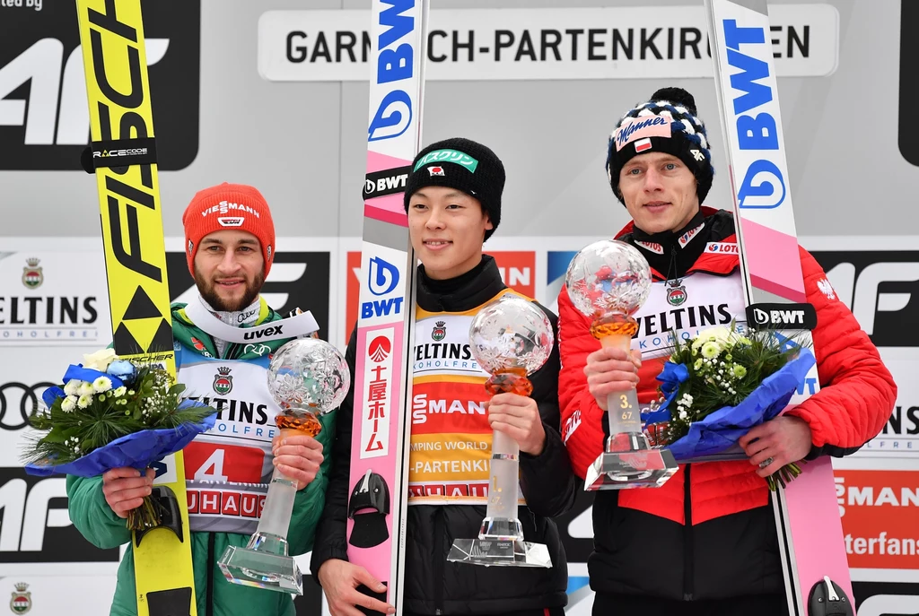 Dawid Kubacki (z prawej) na podium konkursu w Ga-Pa. Obok niego Ryoyu Kobayashi i Markus Eisenbichler Dawid Kubacki (z prawej) na podium konkursu w Ga-Pa. Obok niego Ryoyu Kobayashi i Markus Eisenbichler