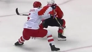 Rosyjski obrońca Dmitrij Samokurow fauluje Marco Lehmanna ze Szwajcarii; źródło: facebook