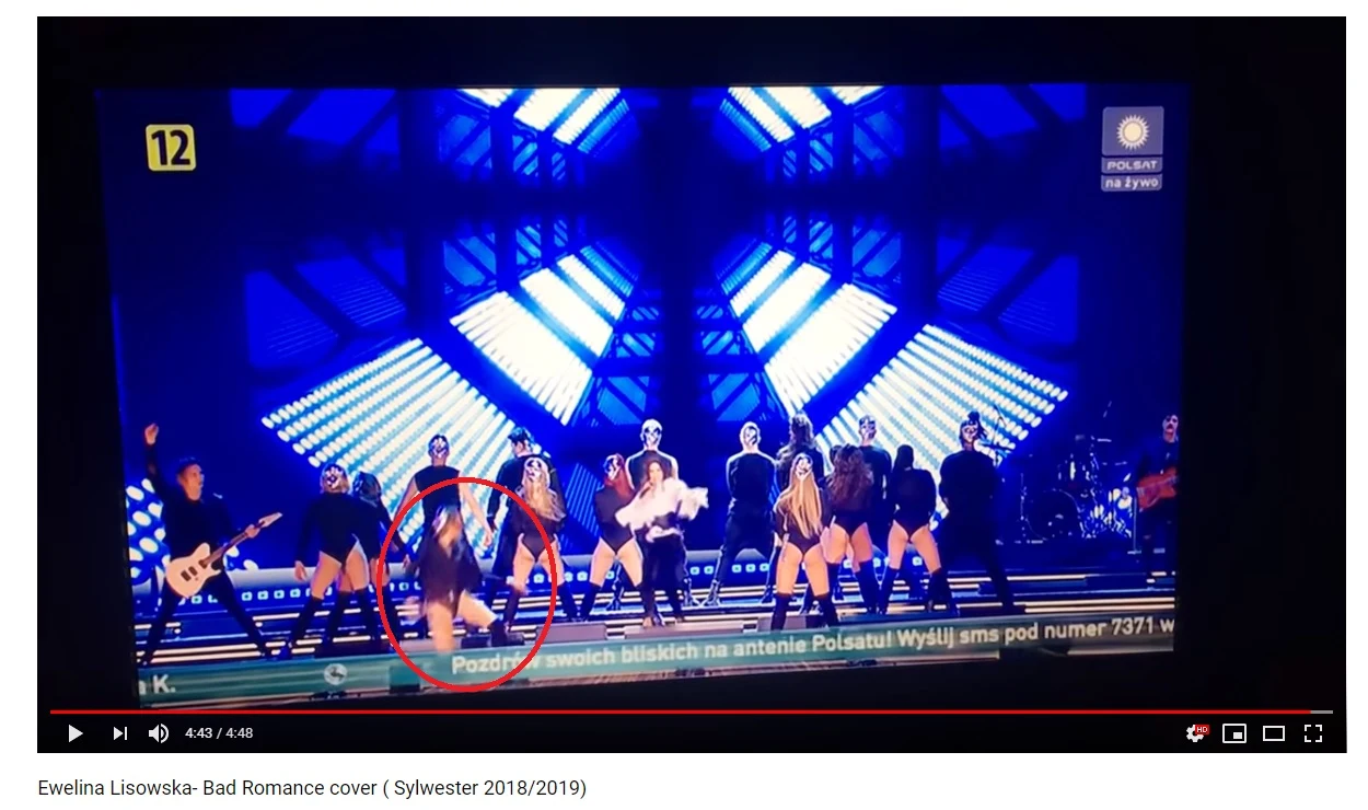 Upadek tancerki podczas występu Lisowskiej Upadek tancerki podczas występu Lisowskiej