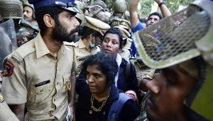 Eskortowane przez policję  Kanaka Durga i Bindu