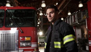 Ryan Guzman (jako Eddie Diaz)