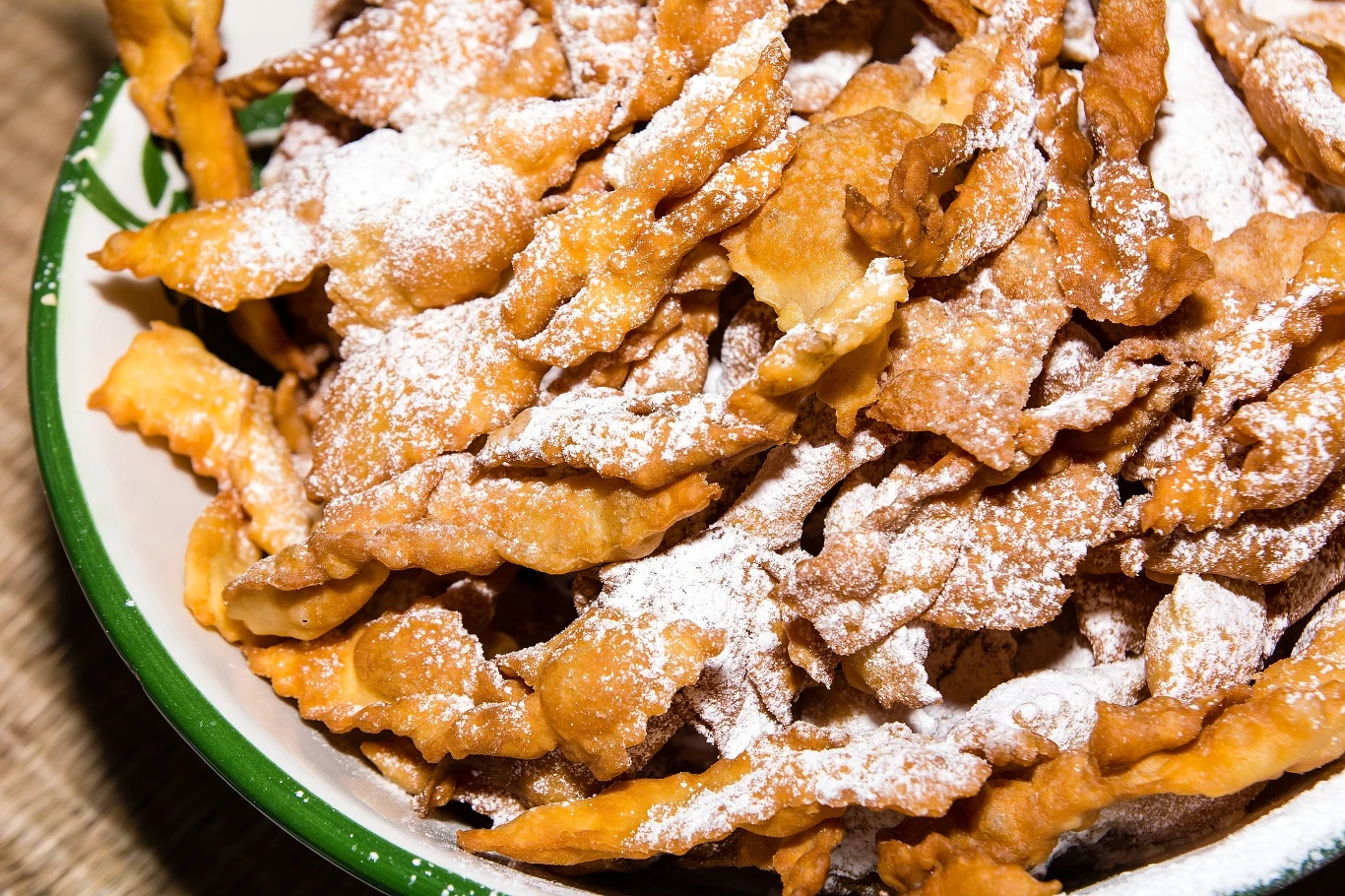 Faworki są chrupkimi, słodkimi ciasteczkami z ciasta śmietanowego