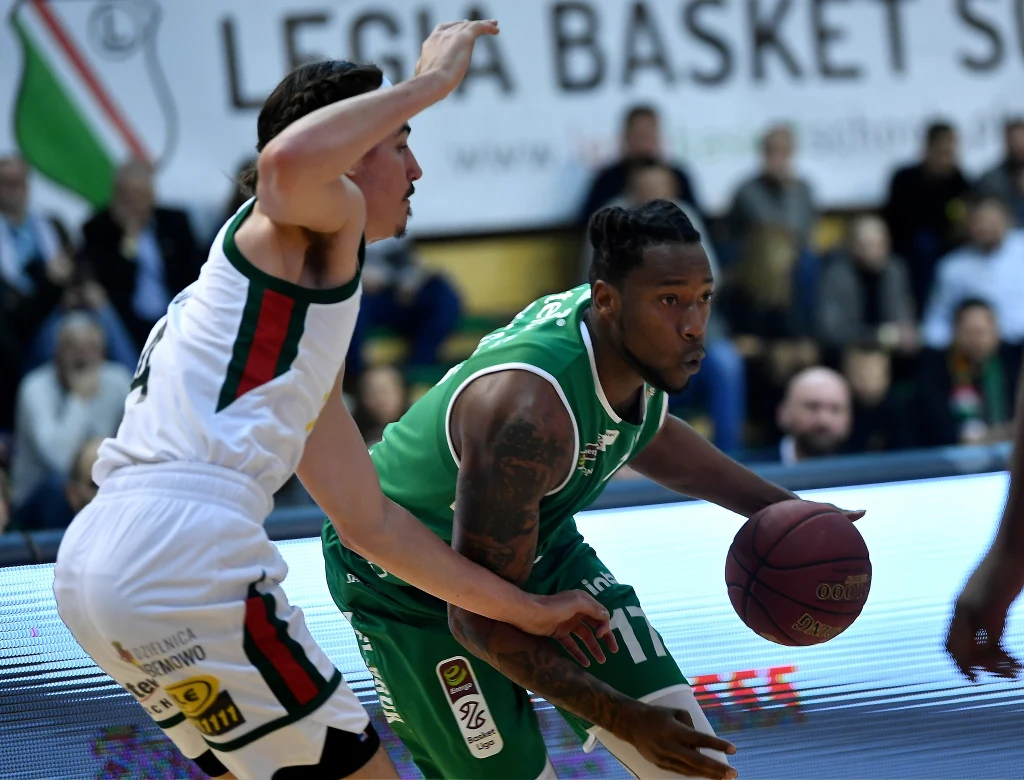 Koszykarz Legii Omar Prewitt (L) i Eric Griffin (P) ze Stelmetu Koszykarz Legii Omar Prewitt (L) i Eric Griffin (P) ze Stelmetu