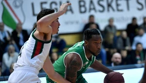 Koszykarz Legii Omar Prewitt (L) i Eric Griffin (P) ze Stelmetu 