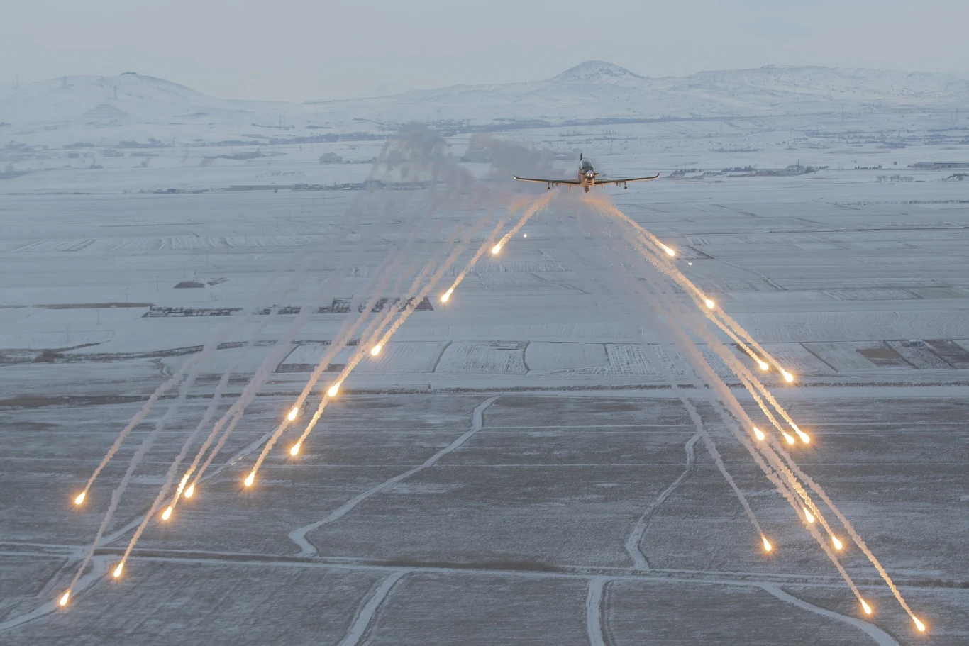 Hürkuş-C w pokazowym locie nad tureckim poligonem