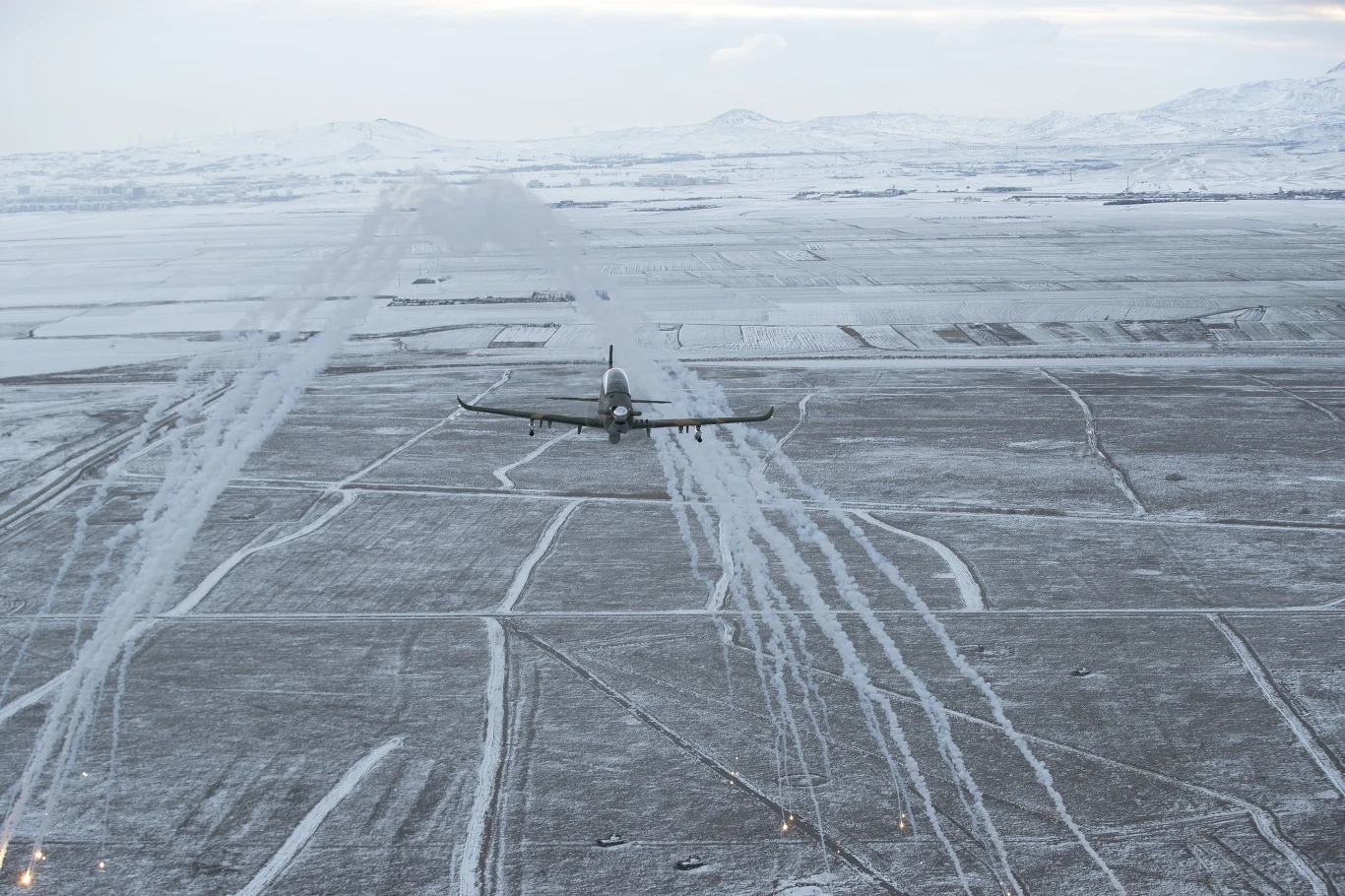 Hürkuş-C w pokazowym locie nad tureckim poligonem