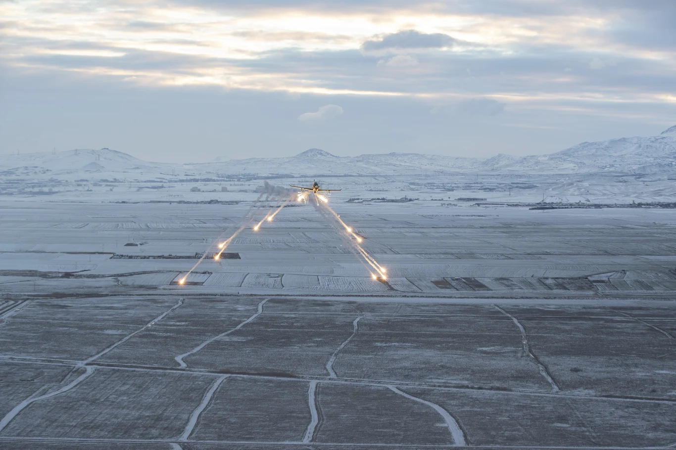Hürkuş-C w pokazowym locie nad tureckim poligonem