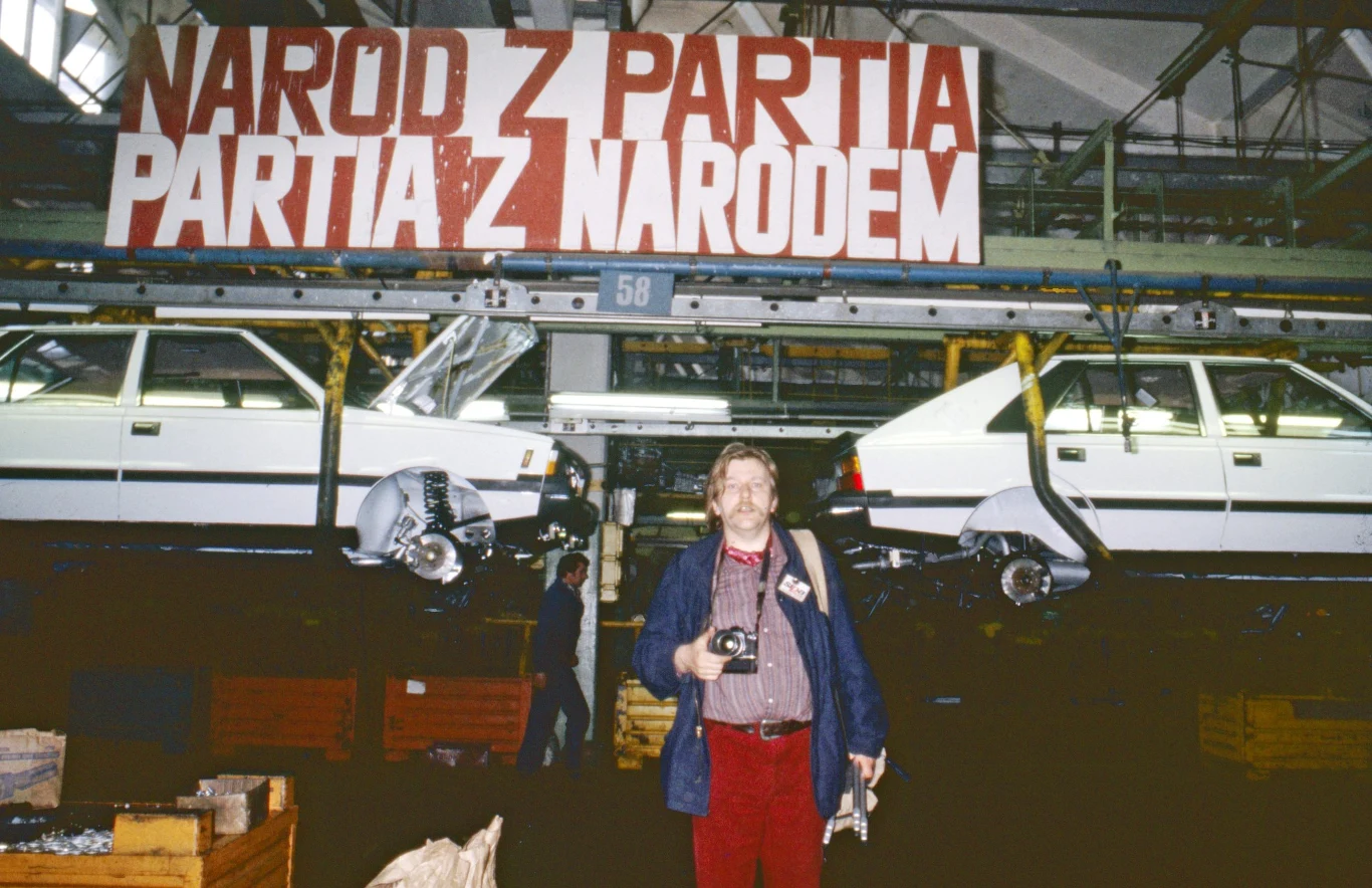 Fotograf Wojtek Laski na linii montażowej Poloneza