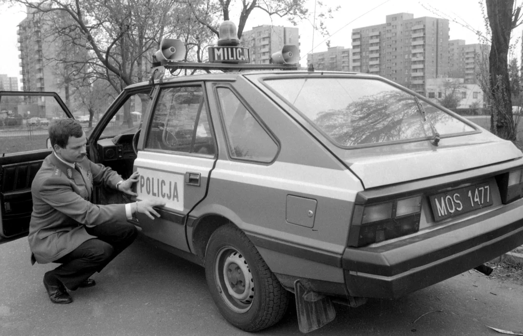 Warszawa, rok 1990. Polonez przemianowany z radiowozu milicyjnego na policyjny