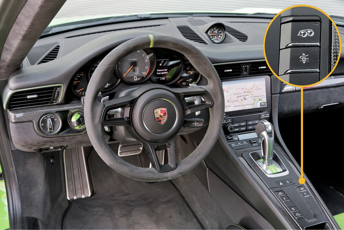 Znany z innych „911” kokpit z opcjonalnymi Alcantarą i zielonymi dodatkami. Obrotomierz – aż do 10 tys. obr./min. W powiększeniu: przycisk aktywnego wydechu, a poniżej – unoszenia przedniej osi o 3 cm do prędkości 50 km/h. Znany z innych „911” kokpit z opcjonalnymi Alcantarą i zielonymi dodatkami. Obrotomierz – aż do 10 tys. obr./min. W powiększeniu: przycisk aktywnego wydechu, a poniżej – unoszenia przedniej osi o 3 cm do prędkości 50 km/h.