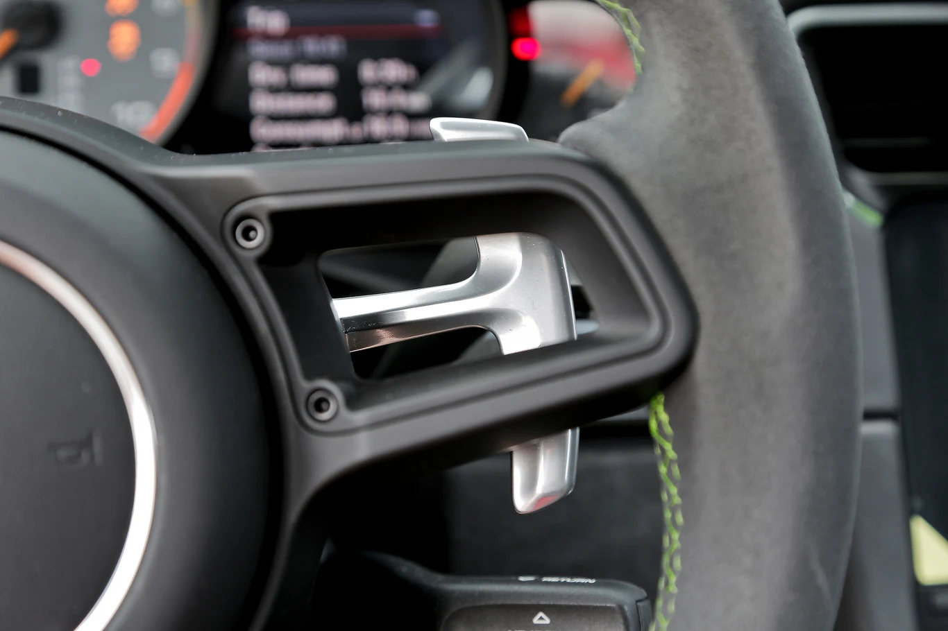 Stosunkowo niewielkie łopatki skrzyni PDK przymocowano do kolumny kierownicy. Stosunkowo niewielkie łopatki skrzyni PDK przymocowano do kolumny kierownicy.