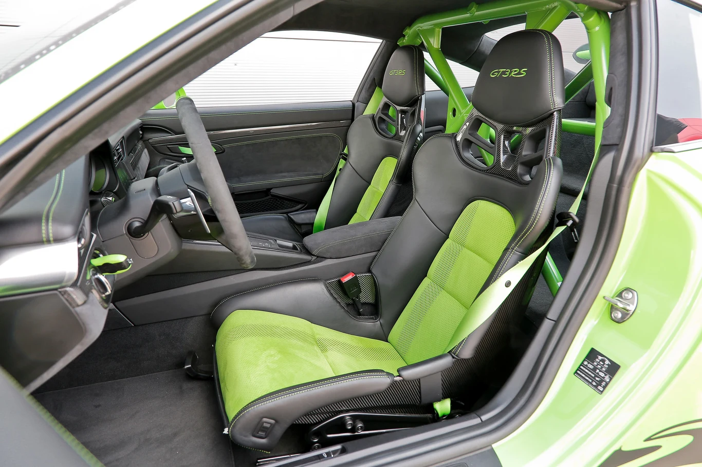 Kubełkowe fotele nie mają regulacji pochylenia oparcia. Za kierownicą GT3 RS siedzi się bardzo nisko. Kubełkowe fotele nie mają regulacji pochylenia oparcia. Za kierownicą GT3 RS siedzi się bardzo nisko.