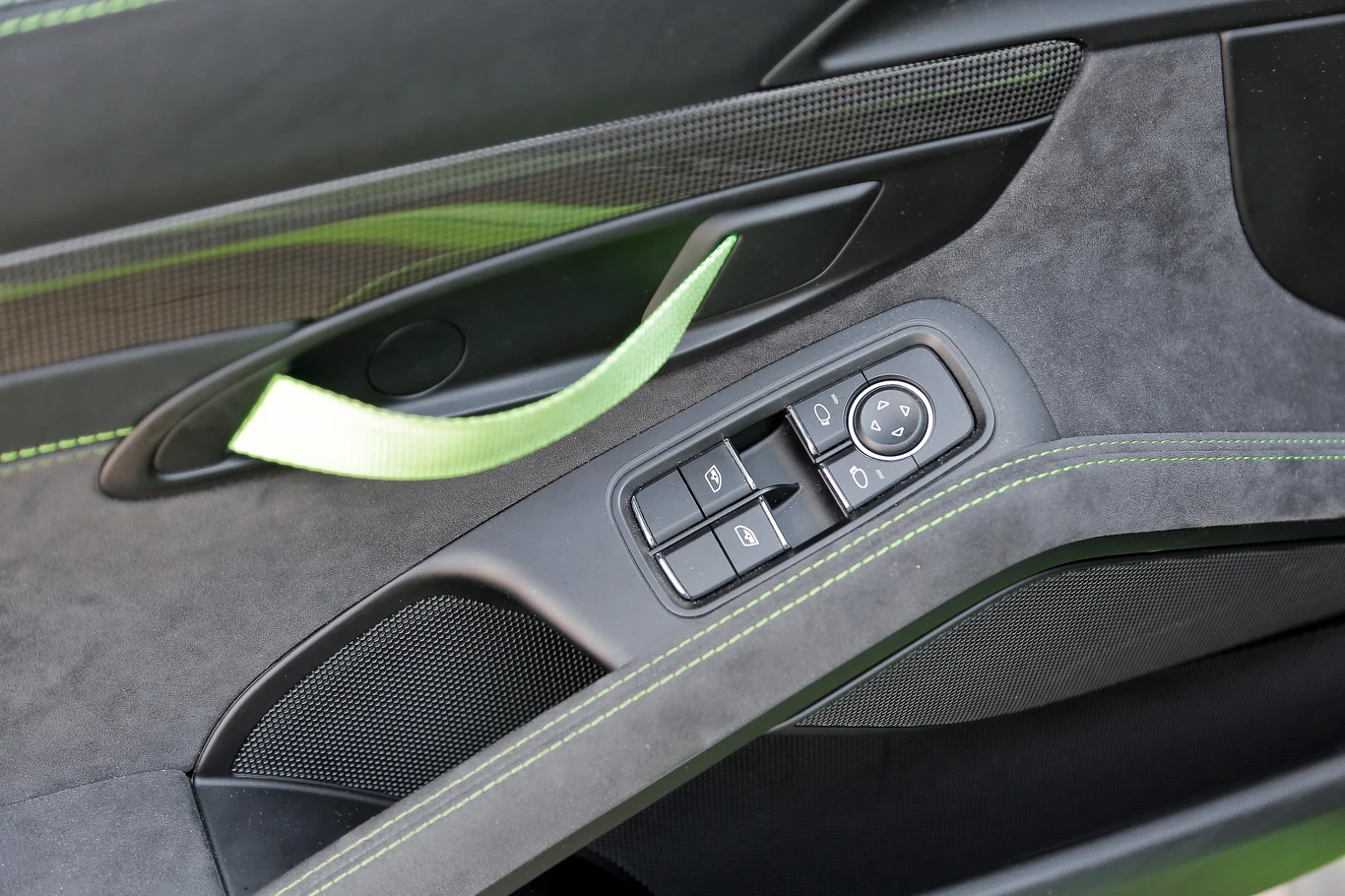 Zamiast klasycznych klamek w GT3 RS do otwierania drzwi służą paski, które nawiązują wprost do samochodów startujących w wyścigach. Zamiast klasycznych klamek w GT3 RS do otwierania drzwi służą paski, które nawiązują wprost do samochodów startujących w wyścigach.