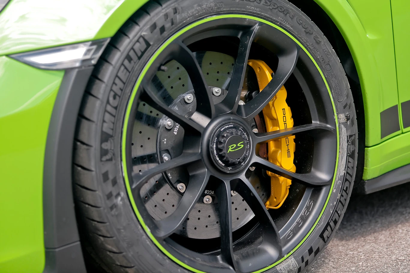 Opcjonalne ceramiczne tarcze hamulcowe to kolosalny wydatek aż 47 256 zł. Są jednak bardzo skuteczne. Opcjonalne ceramiczne tarcze hamulcowe to kolosalny wydatek aż 47 256 zł. Są jednak bardzo skuteczne.