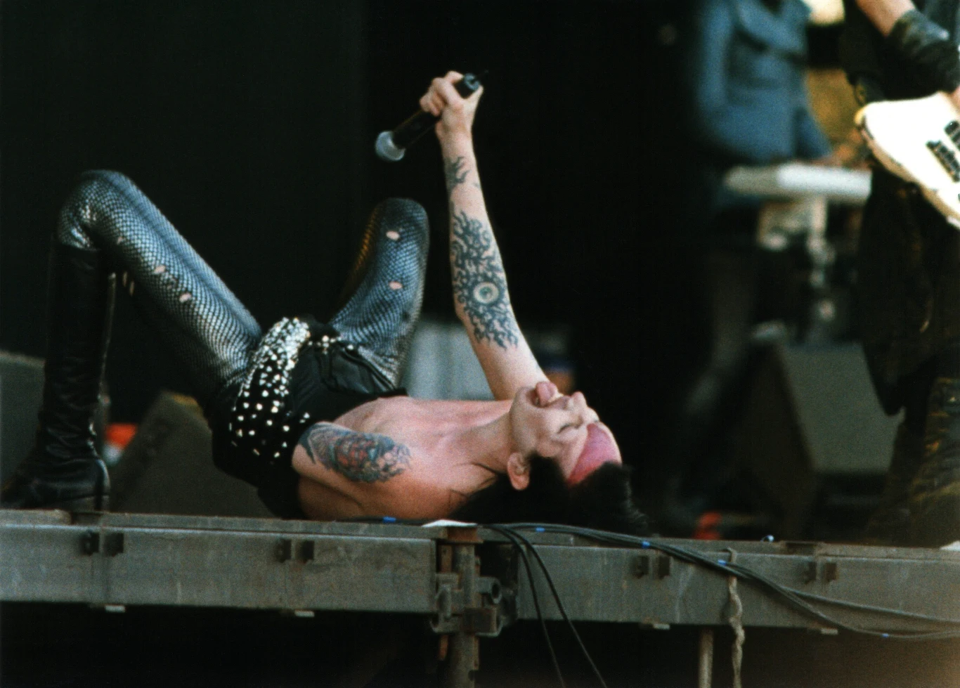 Marilyn Manson na scenie w 1999 r. Marilyn Manson na scenie w 1999 r.