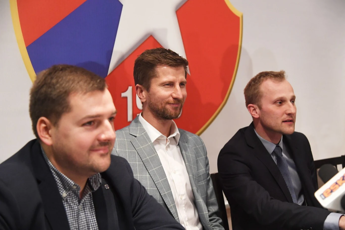 Nowy prezes Wisły Kraków SA i Towarzystwa Sportowego Wisła Kraków Rafał Wisłocki (C) oraz Łukasz Kwaśniewski (L) i Szymon Michlowicz (P) podczas konferencji prasowej w Krakowie Nowy prezes Wisły Kraków SA i Towarzystwa Sportowego Wisła Kraków Rafał Wisłocki (C) oraz Łukasz Kwaśniewski (L) i Szymon Michlowicz (P) podczas konferencji prasowej w Krakowie