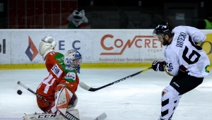Hokeista GKS Tychy Jakub Witecki (P) i bramkarz Michał Czernik (L) z Zagłębia Sosnowiec