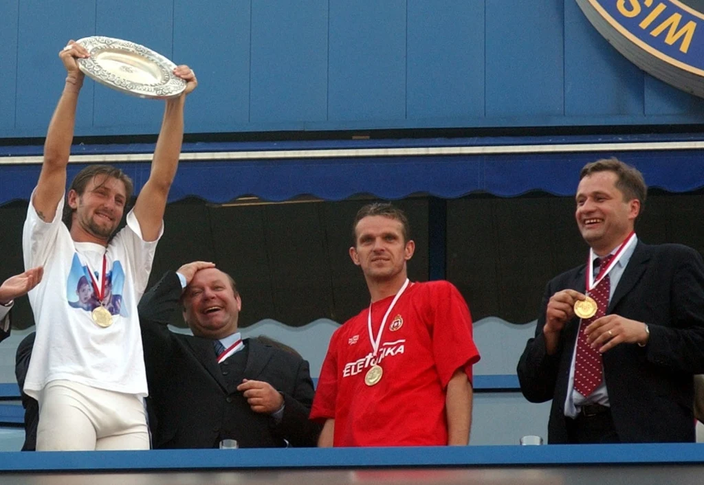 Kamil Kosowski i Kazimierz Moskal wręczyli prezesowi Bogusławowi Cupiałowi (w środku) mistrzowską paterę. Kamil Kosowski i Kazimierz Moskal wręczyli prezesowi Bogusławowi Cupiałowi (w środku) mistrzowską paterę.