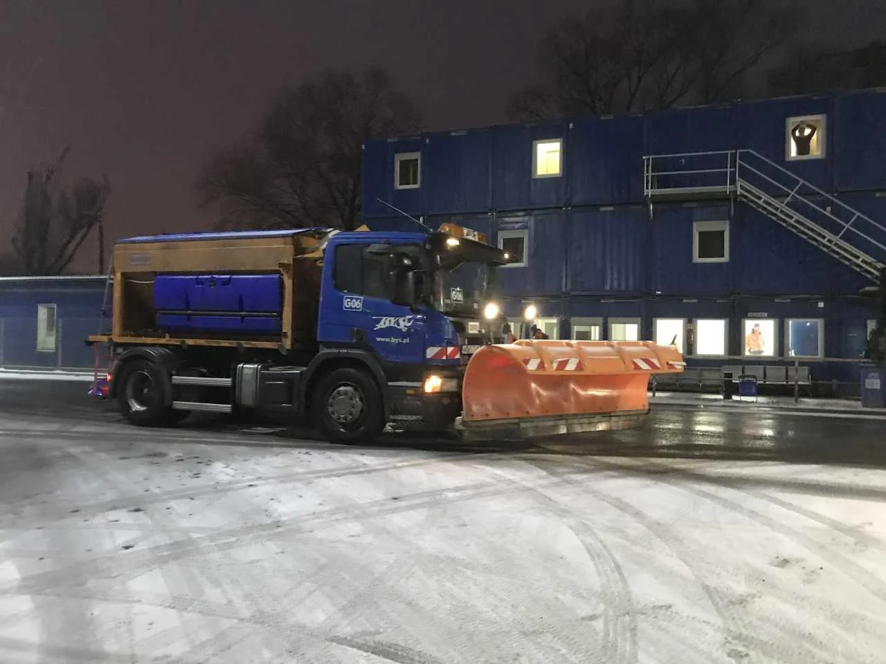 60 takich popularnie nazywanych pługosolarkami, a poprawnie pługoposypywarkami pojazdów wyjeżdża codziennie z warszawskiej bazy, którą odwiedzamy w cyklu Twoje Niesamowite Miejsce