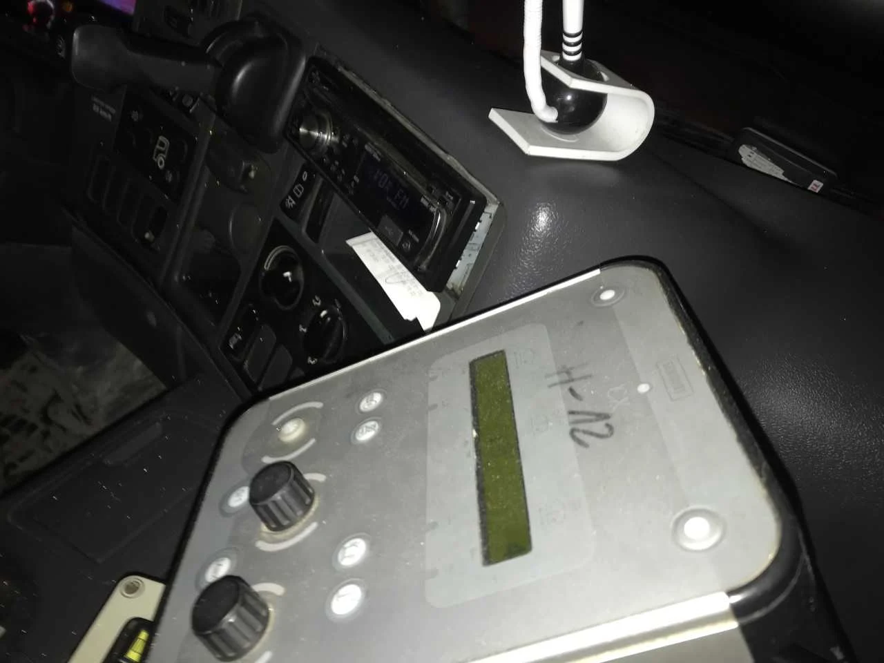 Wnętrze pługoposypywarki. Specjalny pulpit służy kierowcy takiego pojazdu do kontrolowania, ile piasku wysypywanego jest na zaśnieżoną jezdnię.