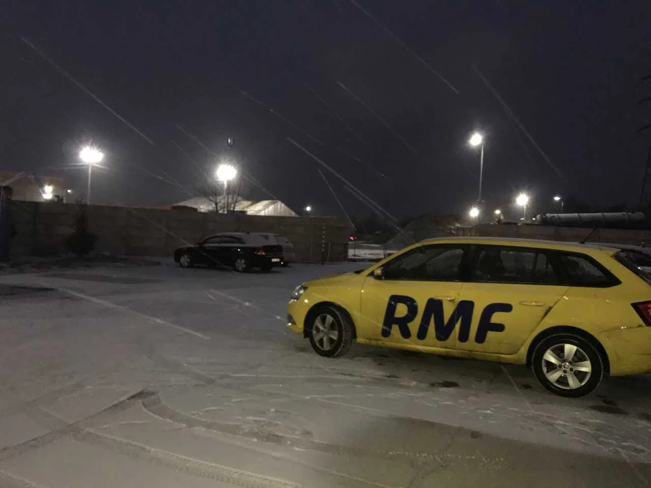 Wjazd do bazy pługosolarek na warszawskich Bielanach. W tle widać dziesiątki tysięcy ton piasku, który trafi do pojazdów wyjeżdżających na ulice