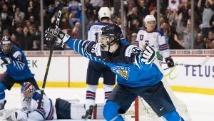 Kaapo Kakko cieszy się z gola na wagę mistrzostwa świata do lat 20